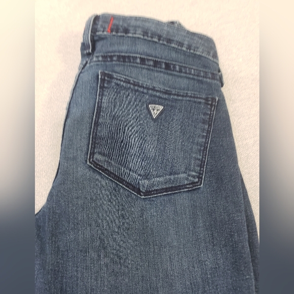 GUESS 28 LOW RISE STRAIGHT GRACE FIT WITH M WHITE GUESS SHORT T-Shirt - Picture 3 of 7